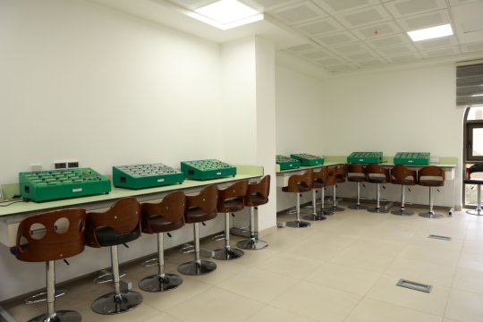 مختبرات كلية الهندسة وتكنولوجيا المعلومات