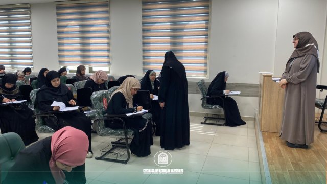 جولة تفقدية للسيدة عميدة كلية الصيدلة لمتابعة سير الامتحانات الفصل الثاني