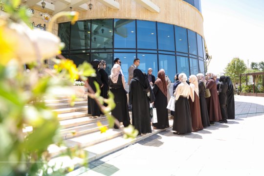 كلية الصيدلة تجسّد رسالتها الإنسانية بزيارة مجتمعية إلى أكاديمية السبطين