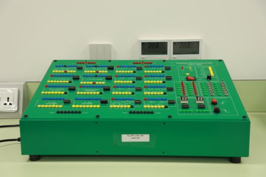 مختبرات كلية الهندسة وتكنولوجيا المعلومات