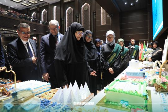 طالبات المرحلة الأولى يضفن لمسة إبداعية على اللقاء الترحيبي الرسمي في كلية الهندسة وتكنولوجيا المعلومات