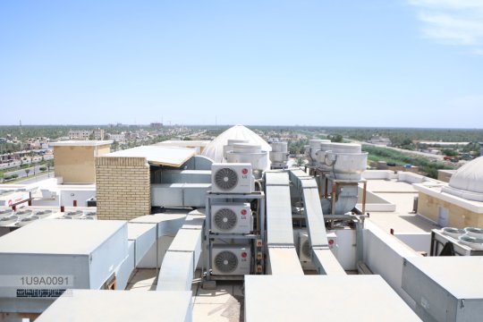 بيئة جامعية حديثة تعتمد أنظمة تبريد وتجديد هواء متطورة.