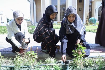 حملة تشجير تطوعية في جامعة الزهراء للبنات لتعزيز البيئة المستدامة
