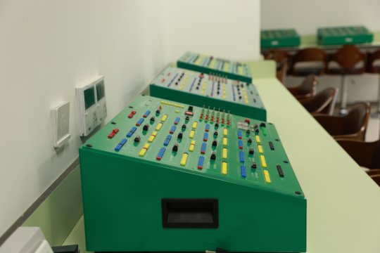 مختبرات كلية الهندسة وتكنولوجيا المعلومات