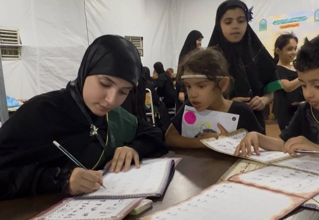 على طريق الأربعين.. الحروف تتشكّل جمالًا في ركن الخط للأطفال