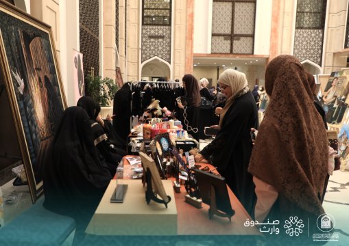 كلية التربية تعزز حضورها في المبادرات الإنسانية عبر البازار الخيري