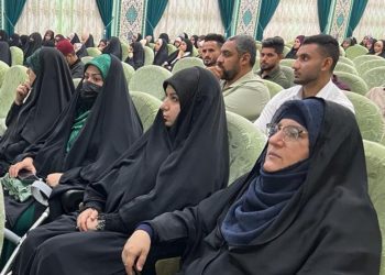 طالبات من جامعة الزهراء ( ع ) للبنات ، يشاركن في حلقة نقاشية من جامعة الموصل حول النظام الكوني .