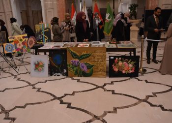 بالصور جانب من مشاركة طالبات كلية التربية/ قسم اللغة الإنكليزية بالأعمال الفنية والأدبية للمعرض الخاص بالمهرجان السنوي لذكرى مرور أربعة أعوام على تأسيس الجامعة.