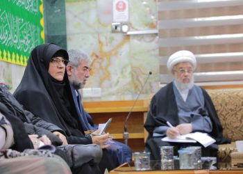 The legal custodian of the Holy Shrine of Hussainiya, Sheikh Abd al-Mahdi al-Karbalai (may his glory last) held a meeting on the sidelines of the Kawthar al-Isma Festival with the delegations participating in the festival from Arab and foreign countries,in the presence of the President of Al-Zahra University (peace be upon her) for women, Prof. Dr. Zainab Mulla Sultani. The meeting included talking about the establishment of the (Umm Abiha Foundation for Studies and Research) concerned with the in depth research on pious and noble attributes of Sayyeda Fatima Al-Zahra (peace be upon her), which includes researchers from different countries of the world, as it embodies the epitome of the human and Islamic personality that serves as a model for all segments. Al-Karbalai (may his glory last) explained the tasks of this institution, which is concerned with various scientific activities, research, investigation, and publication regarding the noble virtues and attributes of the immaculate personality of Zahraa (peace be upon her), as well as how to craft and formulate the Fatimid personality in society in its various segments, and put in place mechanisms to activate the Fatimid missionary role in the movement of society in general. Al-Karbalai (may his glory last) invited the active personalities who bear the Fatimid message to participate in bearing the burdens of the performance and tasks of this institution,from Iraq and abroad, and indicated that this establishment comes in light of the cultural, educational and moral challenges that threaten the family entity and women in general more than before. It is worth noting that the second Kawthar Al-Ismah International Cultural Festival was held under the auspices of the Holy Shrine of Al-Hussainia under the slogan “Fatima Al-Zahra (peace be upon her) the blessing from of heaven and the manifestation of Kawthar with the participation of delegations from (23) Arab and foreign countries.