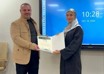 تكريم طالبات قسم اللغة الانجليزية بجامعة الزهراء (عليها السلام) للبنات بعد انتهاء برنامج الريادة التعليمية