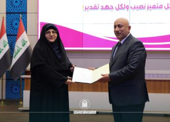 محافظ كربلاء يكرّم رئيسة جامعة الزهراء للبنات تقديرًا لجهودها في دعم المرأة والتعليم