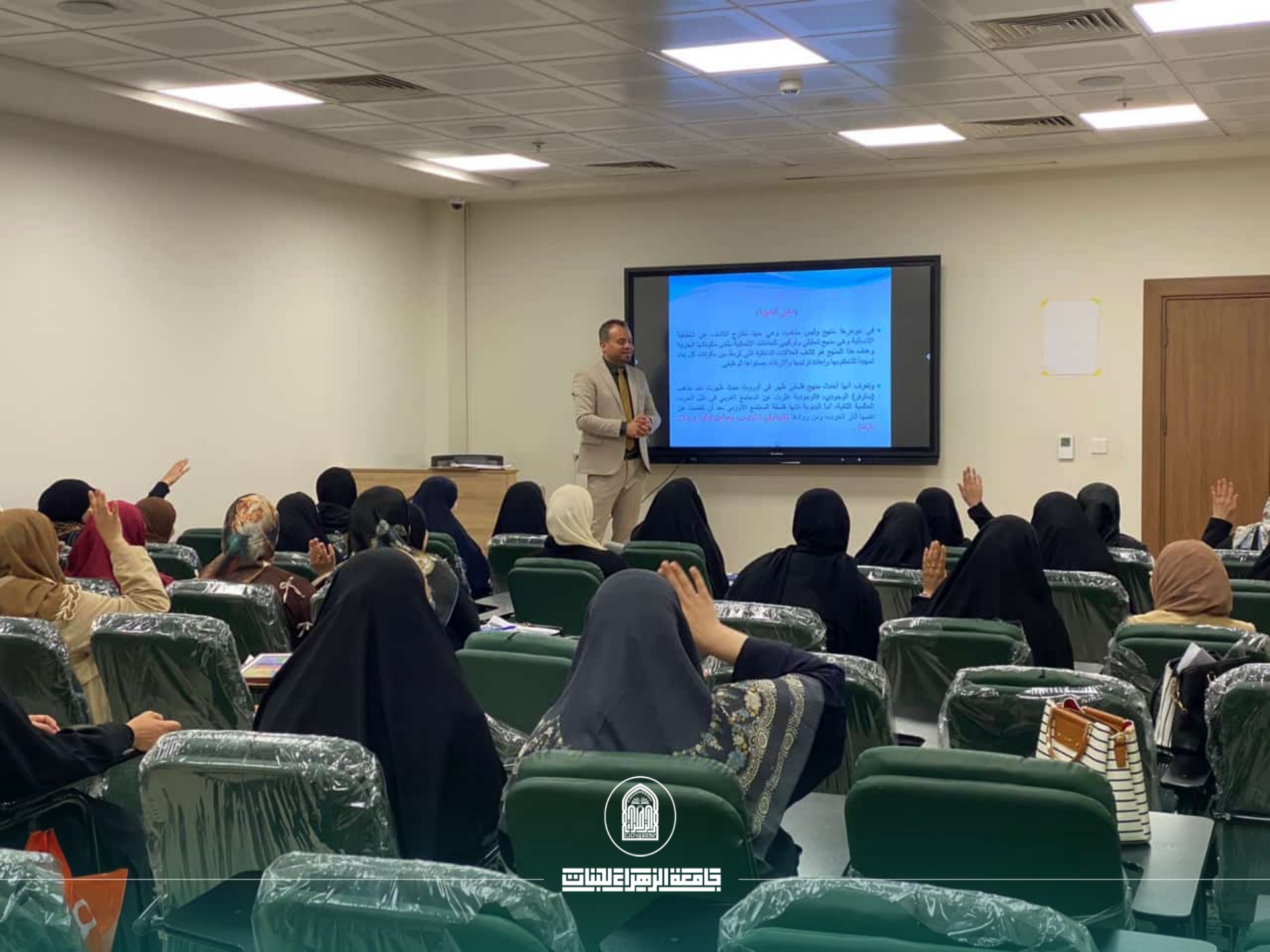 ورشة حول المنهج البنيوي وتطبيقاته في جامعة الزهراء للبنات تحظى بتفاعل واسع