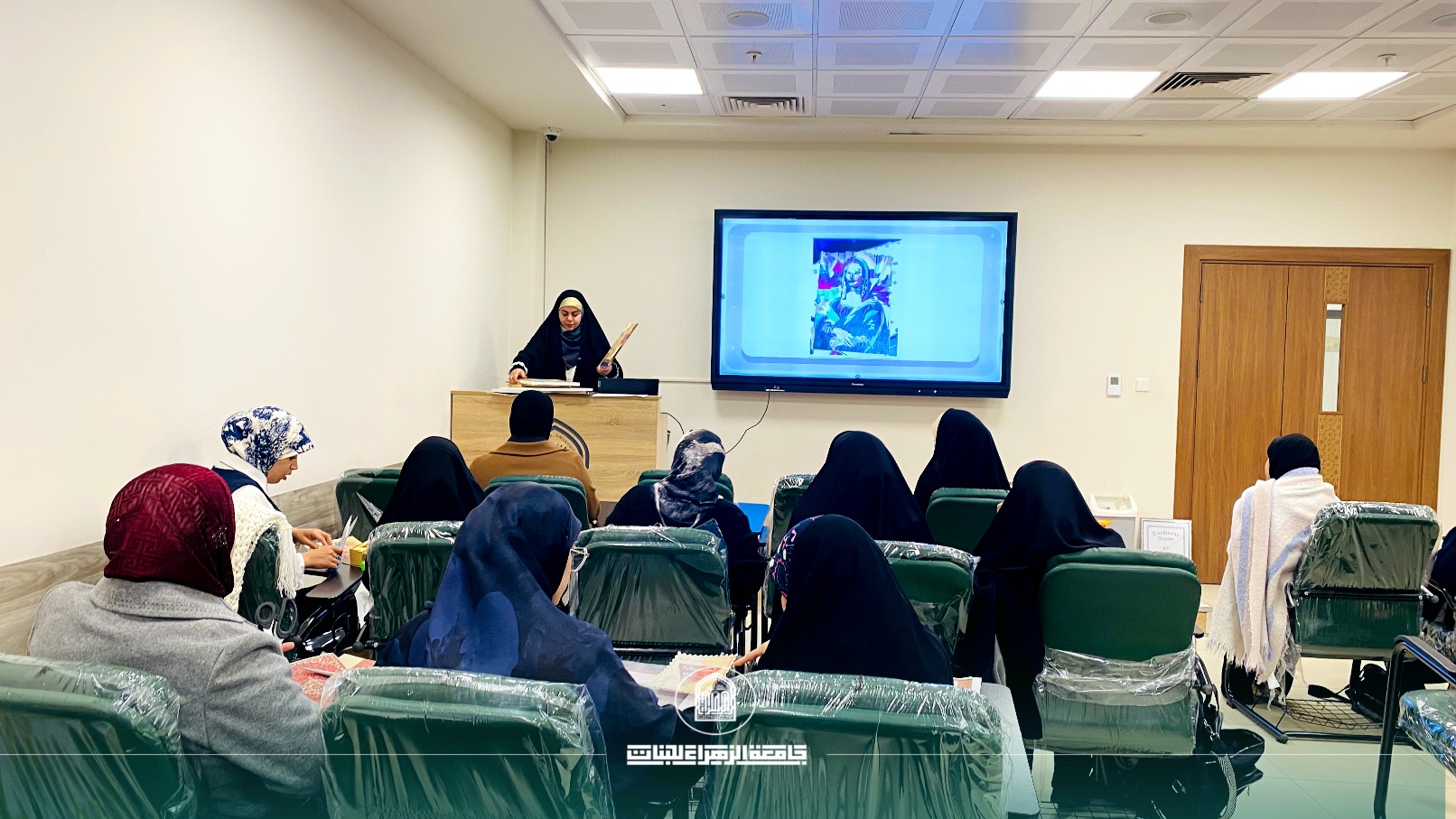 قسم التربية الفنية بجامعة الزهراء يقدّم ورشة إبداعية تكشف ميزات الكولاج لرائدات الفن