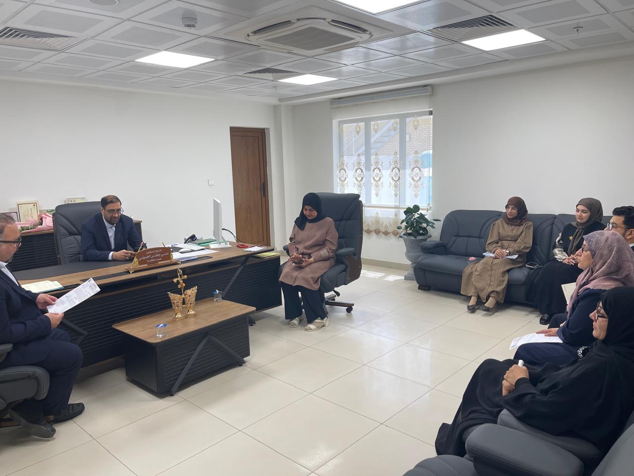 عميد كلية هندسة تكنولوجيا المعلومات يعقد اجتماعًا موسعًا مع الكادر التدريسي والهندسي والوظيفي في الكلية