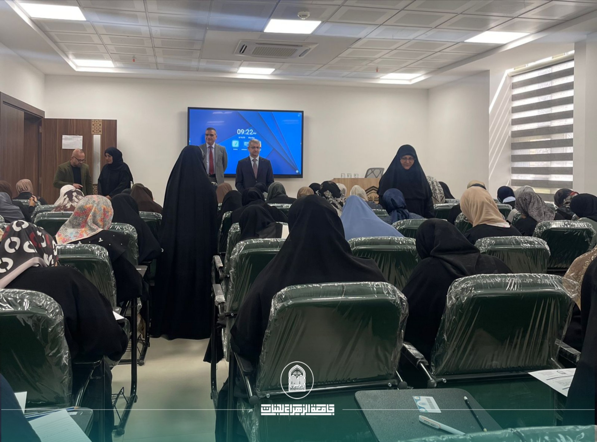 رئيسة جامعة الزهراء تشرف ميدانياً على سير الامتحانات النهائية في كلية الهندسة وتكنولوجيا المعلومات