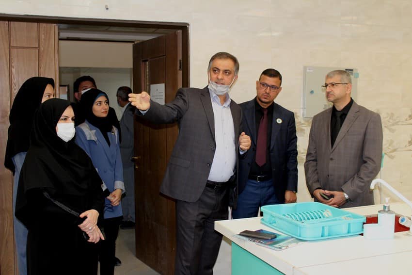 كلية الصيدلة في جامعة الزهراء تناقش إمكانية تبادل الخبرات وتفعيل التعاون البحثي مع نظيرتها في جامعة مشهد للعلوم الطبية.