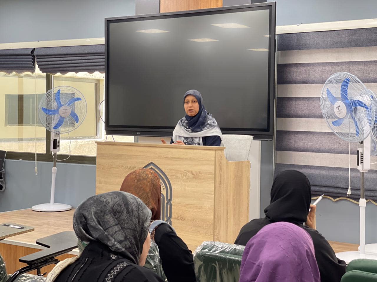 اجتماع السيدة عميد كلية الصيدلة مع الملاكات التدريسية والإدارية