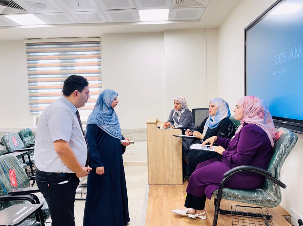 عمادة كلية الصيدلة تسجل مباشرة طالباتها