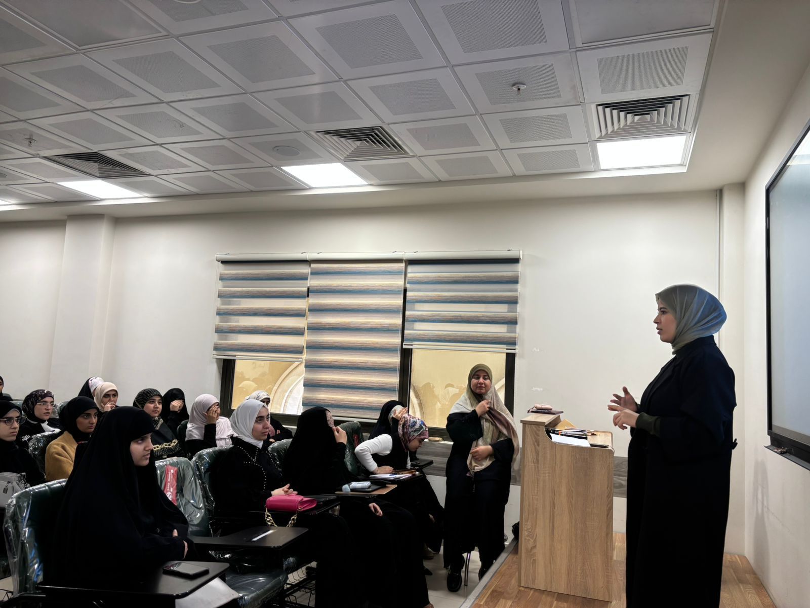 جامعة الزهراء تنظم محاضرة توعوية حول التخطيط للمستقبل الوظيفي