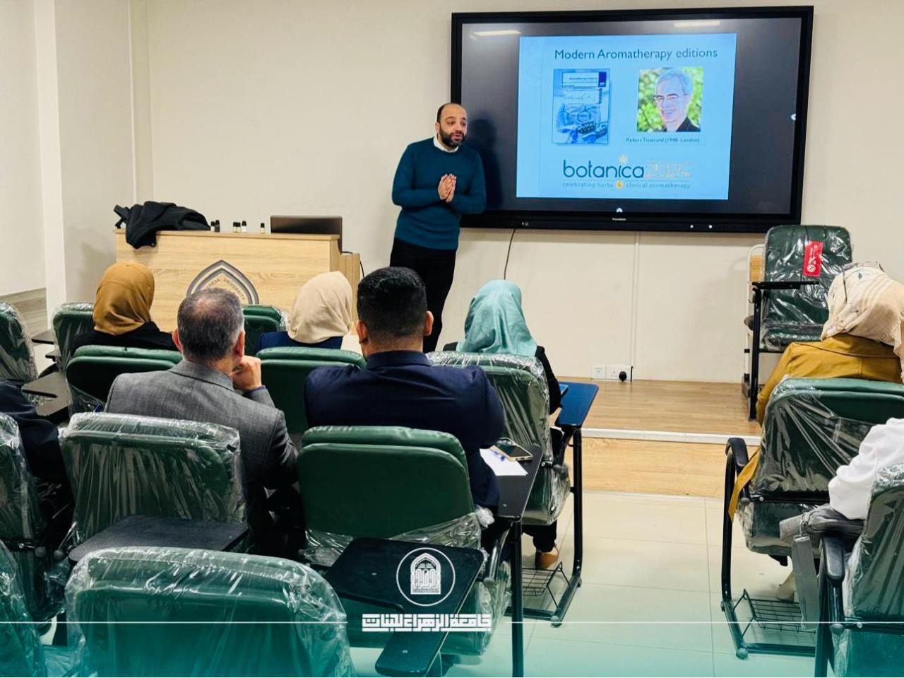 كلية الصيدلة في جامعة الزهراء تنظم ورشة توعوية حول أساسيات في المعالجة العطرية السريرية.
