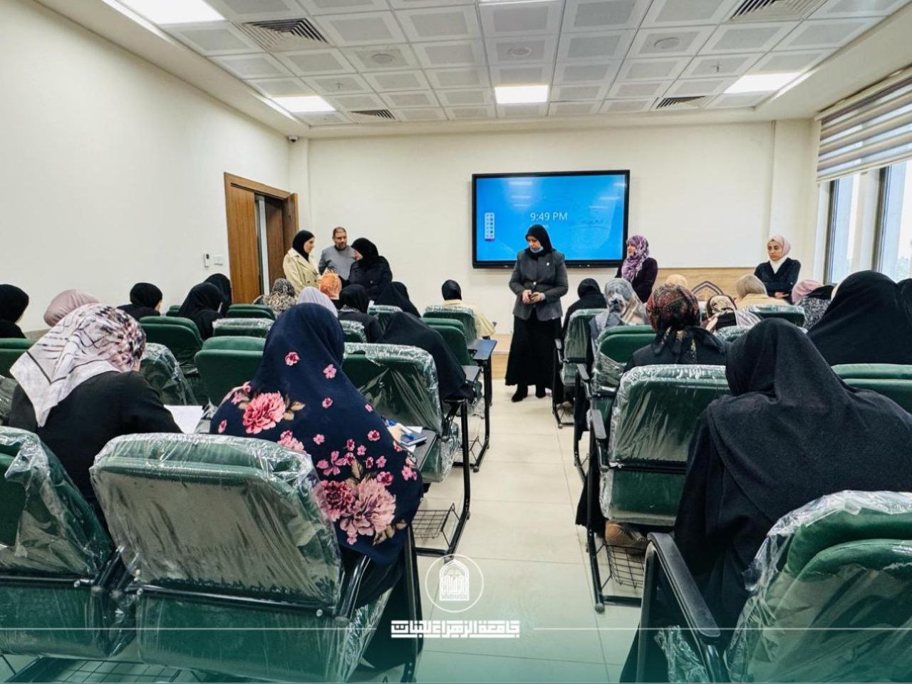 عميدة كلية الصيدلة في جامعة الزهراء تتابع سير الامتحانات النصف فصلية للكورس الثاني