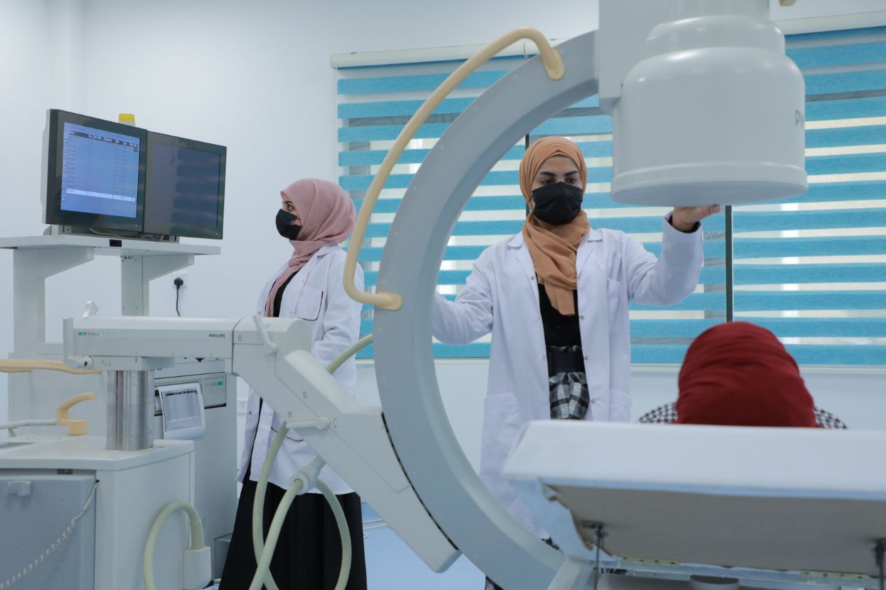 جانب من الدروس العملية في "مختبر الفلوروسكبي".