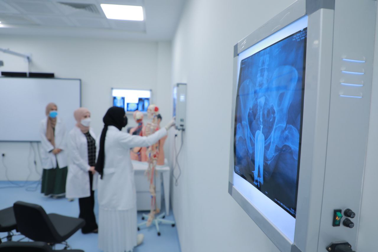 جانب من الدروس العملية في "مختبر التصوير الشعاعي للثدي و مختبر السونار".